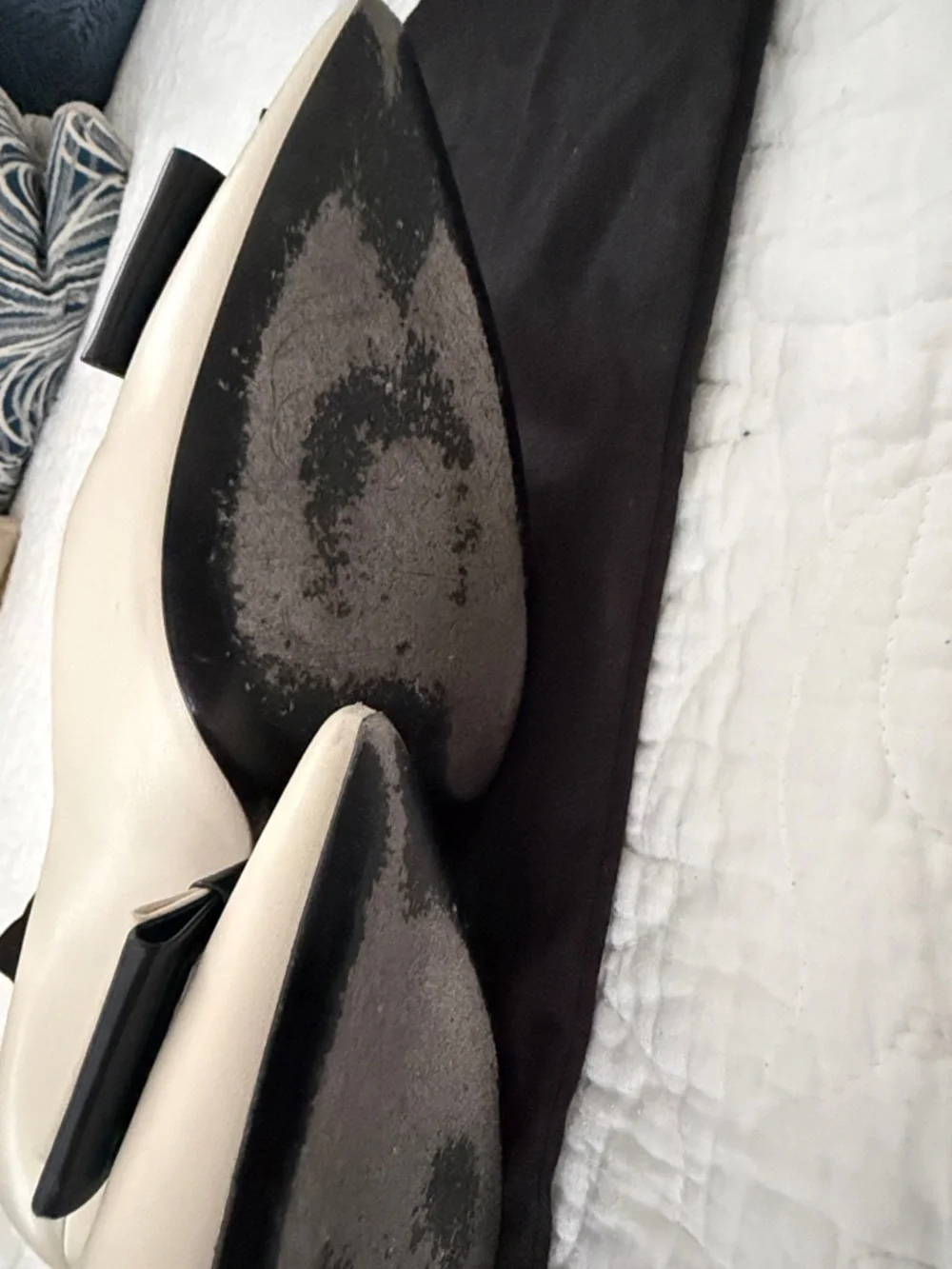 Saint Laurent Cream and Navy Pointed Leather Pumps - Picture 8 of 9